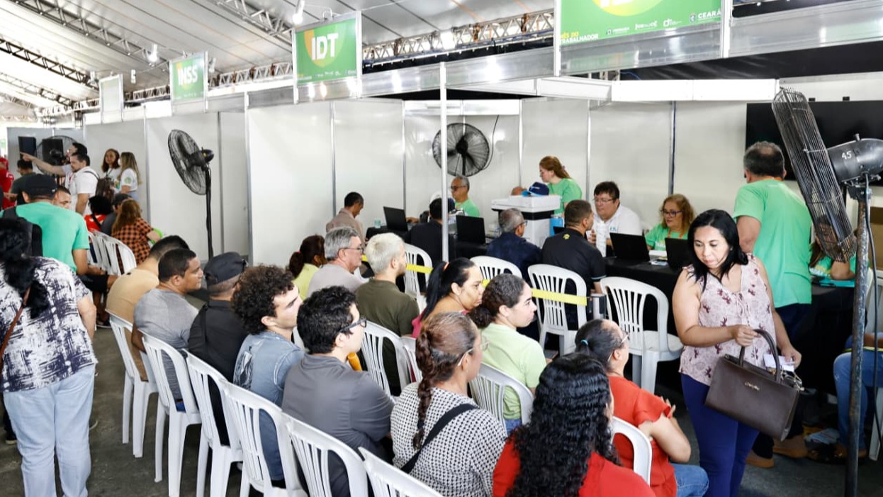 A imagem mostra as ações do mutirão sendo realizadas, com diversas tendas e trabalhadores sendo atendidos, e outros sentados esperando